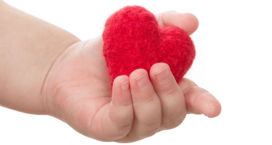 Eine Kinderhand mit einem kleinen Herz für den Kindernotfallkurs