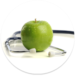 Apfel mit Stetoskop für die Landing Page um die Ernährungsberatung Ausbildung zu veranschaulichen.